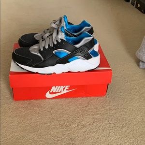 black, blue, and grey huaraches
